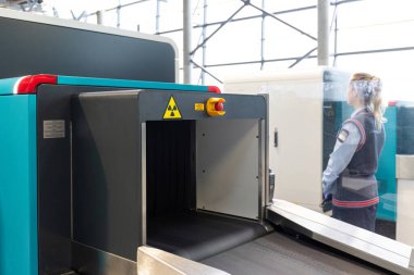 Havaalanının güvenlik kapıları ve tarayıcısı. Yüksek kalite fotoğraf