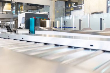 Havaalanında metal detektörlü güvenlik tarayıcıları ve kapılar. Yüksek kalite fotoğraf