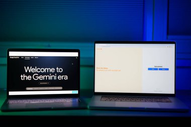 Kaunas, Litvanya - 17 Şubat 2024: Google Gemini ve Openai AI ChatGPT sohbet robotları bilgisayar ekranlarında