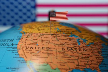 Washington, ABD - 20 Şubat: Amerika Birleşik Devletleri ulusal bayrak küresel haritası. Amerikan bayrağı. ABD cumhurbaşkanlığı seçimleri