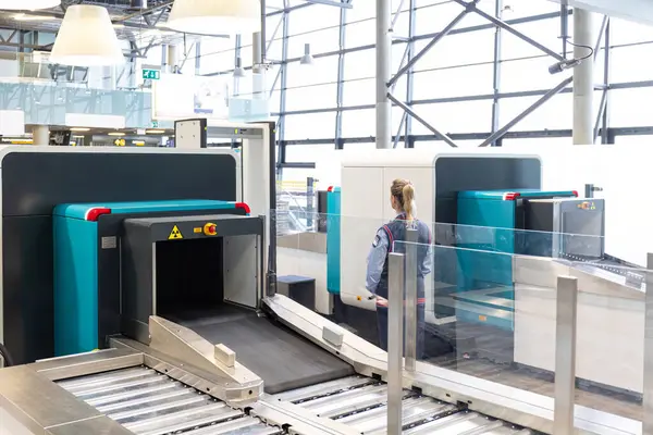 Havaalanının güvenlik kapıları ve tarayıcısı. Yüksek kalite fotoğraf