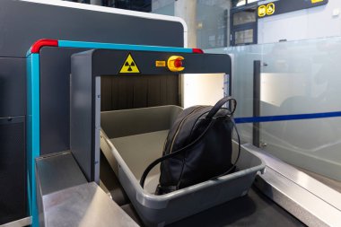 Havaalanı güvenlik kontrol noktasında x-ray tarayıcısıyla seyahat bagajlarını tarayın. Yüksek kalite fotoğraf