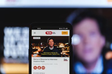 Moskova, Rusya - 7 Şubat 2024: Tucker Carlson ağı web sitesi akıllı telefon ekranında.