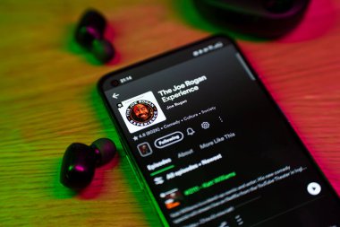 Kaunas, Litvanya - 1 Mart 2024: Joe Rogan akıllı telefon ekranında podcast deneyimi yaşadı. Yüksek kalite fotoğraf