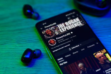 Kaunas, Litvanya - 1 Mart 2024: Joe Rogan akıllı telefon ekranında podcast deneyimi yaşadı. Yüksek kalite fotoğraf