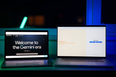 Kaunas, Litvanya - 17 Şubat 2024: Openai AI ChatGPT ve Google Gemini sohbet robotları bilgisayar ekranlarında. Yüksek kalite fotoğraf