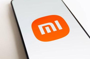 Pekin, Çin - 3 Nisan 2024 Çin akıllı telefonumda Xiaomi Şirketi logosu. Yüksek kalite fotoğraf