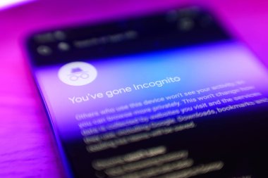 Kaunas, Litvanya - 16 Nisan 2024: Akıllı telefon tarayıcısında kılık değiştirme modu. Anonim ve internet konseptinde mahremiyet. Yüksek kalite fotoğraf