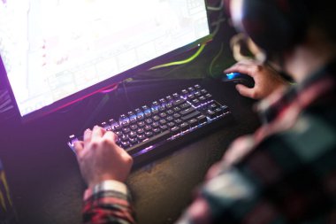 Klavyeye yakın çekim ve masaüstü bilgisayarında video oyunu oynayan genç kız. Yüksek kalite fotoğraf