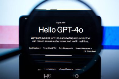 Londra, İngiltere - 16 Mayıs 2024: ChatGPT GPT-4o uygulaması ekranda gösterildi. GPT-4o, OpenAis GPT-4 modelinin metin istemlerinden resimler üretmek için özel olarak tasarlanmış bir türevi.