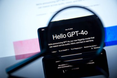 Londra, İngiltere - 16 Mayıs 2024: ChatGPT GPT-4o uygulaması ekranda gösterildi. GPT-4o, OpenAis GPT-4 modelinin metin istemlerinden resimler üretmek için özel olarak tasarlanmış bir türevi.