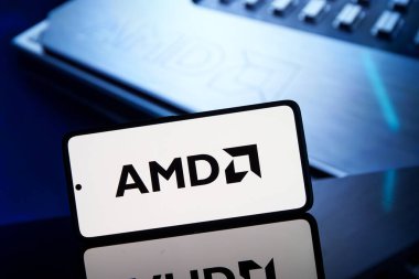 Kaliforniya, Amerika Birleşik Devletleri - 15 Mayıs: AMD şirket logosu telefon ekranında gösterildi. Gelişmiş Mikro Aygıtlar. Yüksek kalite fotoğraf