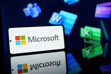 New Mexico, Amerika Birleşik Devletleri - 16 Mayıs 2024: Microsoft şirket logosu akıllı telefon ekranında. - Evet. Yüksek kalite fotoğraf