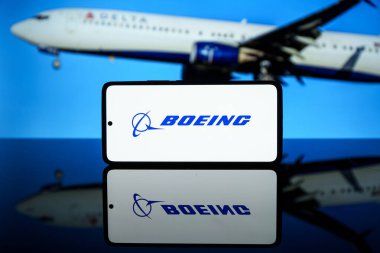 Virginia, ABD - 15 Mayıs 2024: Boeing şirketi logosu ekranda gösterildi. Uzay Uzay şirketi. Yüksek kalite fotoğraf