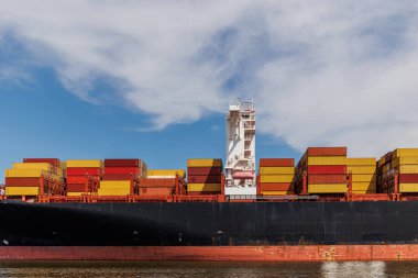 Konteynır gemisi ithalat ihracat kutusunu rıhtım vinci, küresel kargo taşımacılığı ticari ticaret lojistiği ve konteyner gemisiyle dünya çapında ulaşım ile taşıyor.