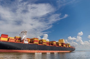 Fotokopi alanı, deniz taşımacılığı ve deniz taşımacılığı ile mavi gökyüzü arka planında bulunan konteynır kargo gemisi, Uluslararası iş lojistik ihracat konsepti..