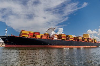 Kargo konteynır gemisi, konteynır taşıyan kargo gemisi ve Express Ship ile ithalat teknolojisi nakliye deniz taşımacılığı konsepti için çalışıyor. Ön manzara. Yüksek kalite fotoğraf