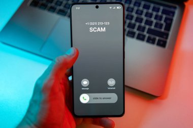 Cep telefonunda dolandırıcılık konsepti. Dolandırıcılık alarmı verildi. Gecenin geç saatlerinde bilinmeyen bir numaradan aranmış. Dolandırıcılık, dolandırıcılık ya da akıllı telefon konseptiyle dalavere. Gelen çağrıya cevap veren adam.