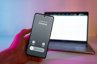 Cep telefonunda dolandırıcılık konsepti. Dolandırıcılık alarmı verildi. Gecenin geç saatlerinde bilinmeyen bir numaradan aranmış. Dolandırıcılık, dolandırıcılık ya da akıllı telefon konseptiyle dalavere. Gelen çağrıya cevap veren adam.