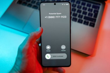 Spammer aradı. Cep telefonundan konserve jambon ihbarı. Konserve jambon ve çöp konsepti. Yüksek kalite fotoğraf