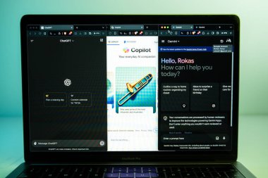 Kaunas, Litvanya - 28 Mayıs 2024: Gemini, Copilot, ChatGPT AI sohbet robotları dizüstü bilgisayardaki ayrı pencerelerde açıldı