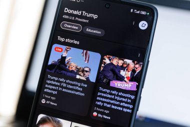 Donald Trump rali çekimi google haber sayfasında akıllı telefon ekranında gösteriliyor. Yüksek kalite fotoğraf