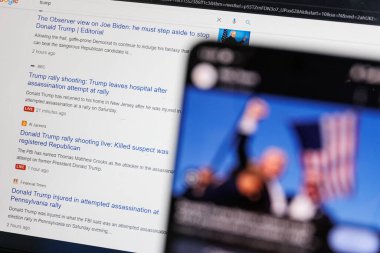 Donald Trump rali çekimi google haber sayfasında akıllı telefon ekranında gösteriliyor. Yüksek kalite fotoğraf