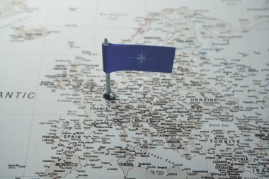 Avrupa haritasında NATO ittifak bayrağı. Kuzey Atlantik Antlaşma Örgütü. Yüksek kalite fotoğraf