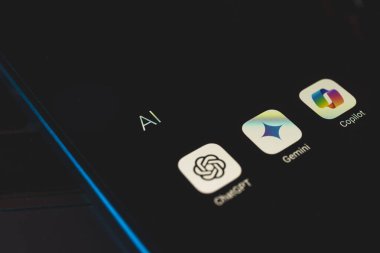 Kaunas, Litvanya - 16 Ağustos 2024: Akıllı telefon ekranında en popüler yapay zeka sohbet robotları dil modelleri. ChatGPT, Gemini ve Copilot