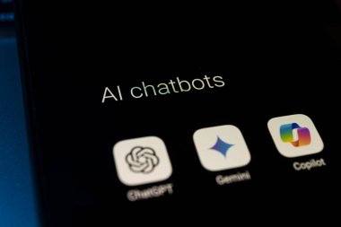 Kaunas, Litvanya - 16 Ağustos 2024: Akıllı telefon ekranında yapay zeka dil yardımcı modelleri. ChatGPT, Gemini ve Copilot