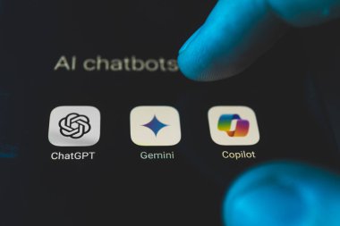 Kaunas, Litvanya - 16 Ağustos 2024: Akıllı telefon ekranında yapay zeka dil yardımcı modelleri. ChatGPT, Gemini ve Copilot
