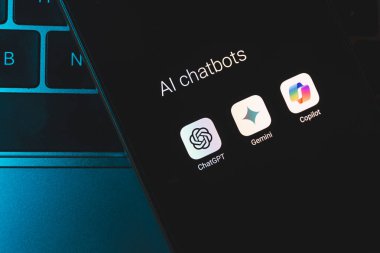 Kaunas, Litvanya - 16 Ağustos 2024: Akıllı telefon ekranında yapay zeka dil yardımcı modelleri. ChatGPT, Gemini ve Copilot
