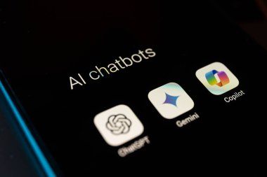 Kaunas, Litvanya - 16 Ağustos 2024: Akıllı telefon ekranında yapay zeka dil yardımcı modelleri. ChatGPT, Gemini ve Copilot