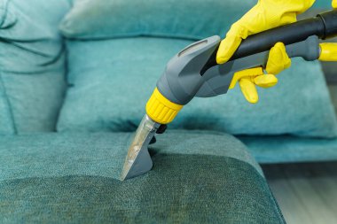 Kirli kanepenin ıslak kuru süpürgesini kapat. Öncesinden ve sonrasından ıslanmış. Temizlik işi için mesaj atmak için boş yer. Yüksek kalite fotoğraf