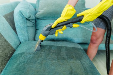 Kirli kanepenin ıslak kuru süpürgesini kapat. Öncesinden ve sonrasından ıslanmış. Temizlik işi için mesaj atmak için boş yer. Yüksek kalite fotoğraf