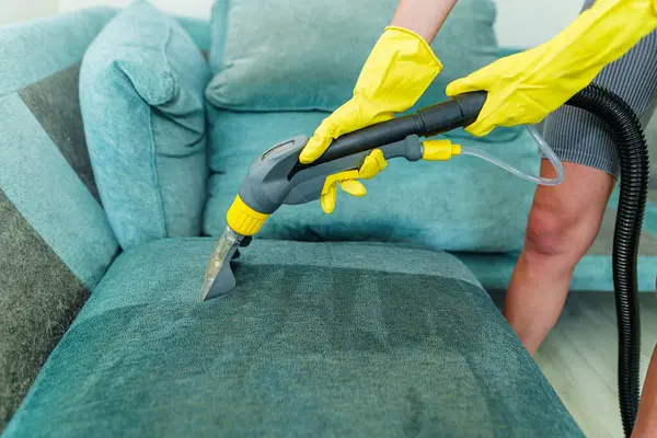 Kirli kanepenin ıslak kuru süpürgesini kapat. Öncesinden ve sonrasından ıslanmış. Temizlik işi için mesaj atmak için boş yer. Yüksek kalite fotoğraf