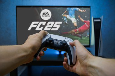 Kaunas, Litvanya - 21 Ağustos 2024: EA Sports FC 25 yeni Playstation 5 konsolunda futbol oyunu. Futbol oynayan oyun kurucunun bakış açısı