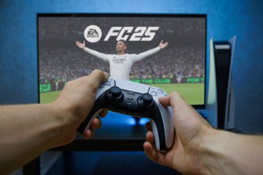 Kaunas, Litvanya - 21 Ağustos 2024: EA Sports FC 25 yeni Playstation 5 konsolunda futbol oyunu. Futbol oynayan oyun kurucunun bakış açısı