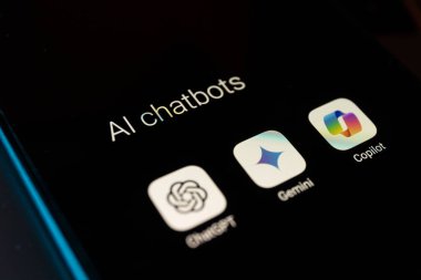 Kaunas, Litvanya - 16 Ağustos 2024: Akıllı telefon ekranında yapay zeka dil yardımcı modelleri. ChatGPT, Gemini ve Copilot