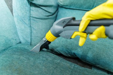 Islak süpürgeyi kumaşla yıkamaya yakın çekim. Yüksek kalite fotoğraf