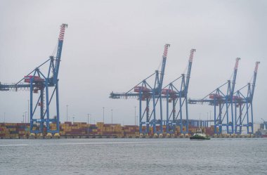 Klaipeda, Litvanya - 15 Eylül 2024: Klaipeda limanında vinçleri olan kargo konteynır terminali. Yüksek kalite fotoğraf