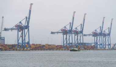 Klaipeda, Litvanya - 15 Eylül 2024: Klaipeda limanında vinçleri olan kargo konteynır terminali. Yüksek kalite fotoğraf