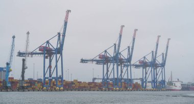 Klaipeda, Litvanya - 15 Eylül 2024: Klaipeda limanında vinçleri olan kargo konteynır terminali. Yüksek kalite fotoğraf