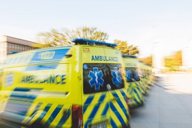 911 112 acil ambulans aracı hareket bulanıklığı yaşıyor. İlk yardım ve kaza konsepti. Yüksek kalite fotoğraf