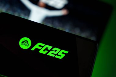 Vilnius, Litvanya - 10 Eylül 2024: EA Sports FC 25 yeni futbol oyunu logosu smarthpone ve PC ekranlarında sergilendi.