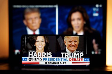 Washington, DC - 2024 Eylül: Kamala Harris ve Donald Trump başkanlık tartışması ABC TV 'de telefon ve bilgisayar ekranlarında gösterildi. Yüksek kalite fotoğraf