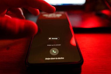 Dolandırıcı cep telefonundan insanları arıyor. Yüksek kalite fotoğraf
