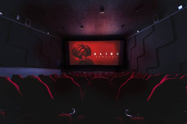 Paris, Fransa - 21 Ekim 2024: Uzaylı: Romulus aksiyon korku filmi boş sinemada, popüler filmi gösteren büyük projeksiyon ekranı