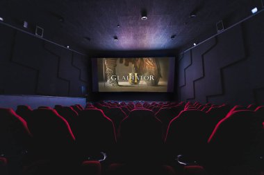 Paris, Fransa - 21 Ekim 2024: Boş Sinema Salonu 'nda Gladyatör 2 aksiyon filmi, popüler filmi gösteren büyük projeksiyon ekranı