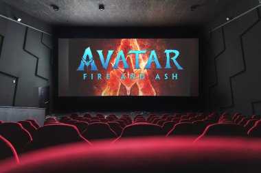 Paris, Fransa - 21 Ekim 2024: Boş sinema salonunda Avatar ateşi ve kül fantazisi, popüler filmi gösteren büyük projeksiyon ekranı